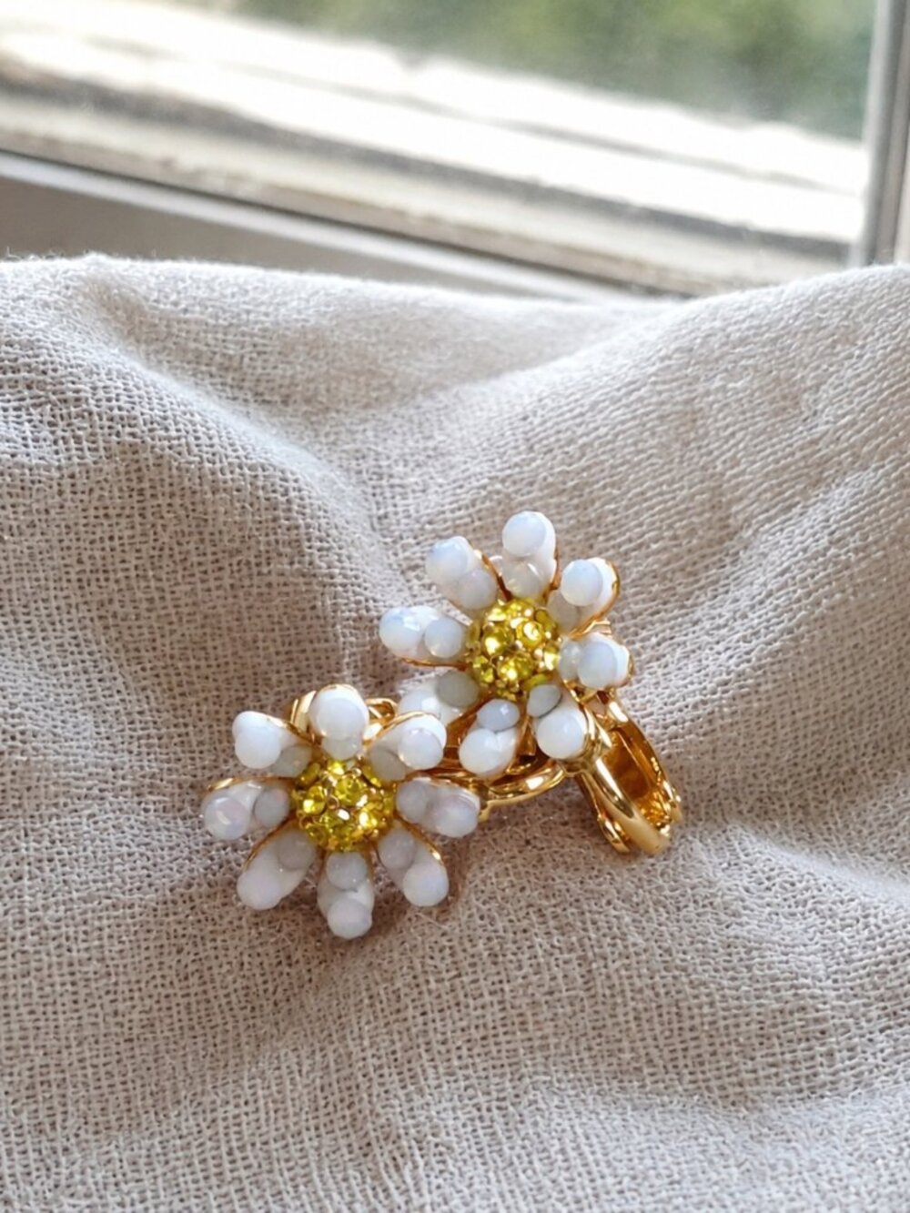 Kate Spade Dazzling Daisy Gold Ear Clip Earrings Stud Floral White Yellow